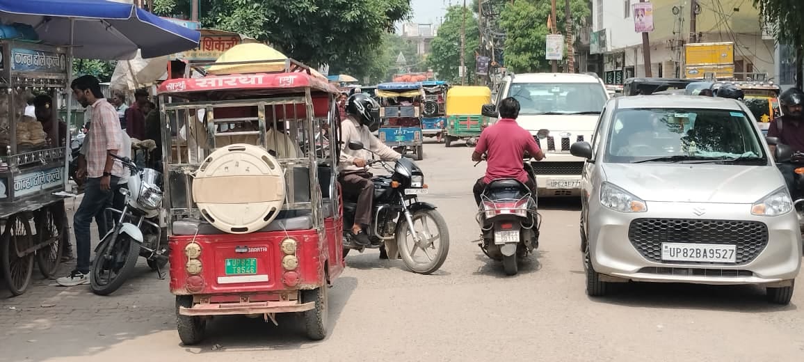 मुख्य बाजार हाथी गेट मार्ग पर कतार में खड़ी बाइकें। संवाद मुख्य बाजार हाथी गेट मार्ग पर कतार में खड़ी बाइकें। संवाद
