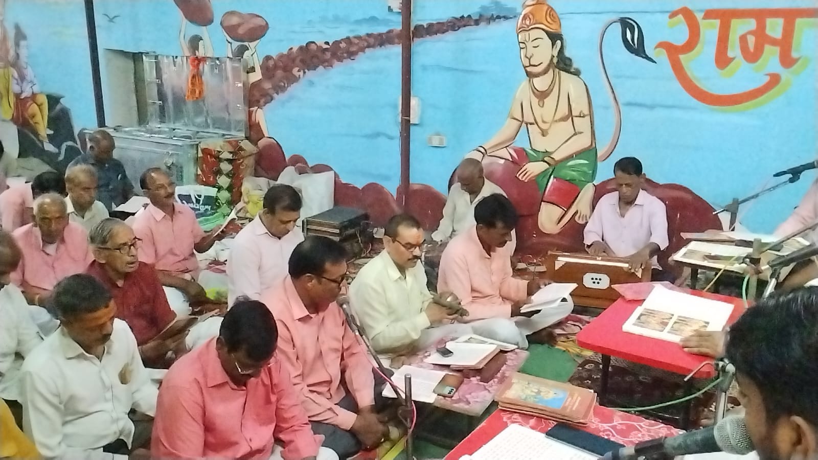 नगर के बालनिकेतन स्थित श्री हनुमानगढ़ी मंदिर पर सुंदरकांड का सामूहिक पाठ करते श्रद्धालु। स्रोत