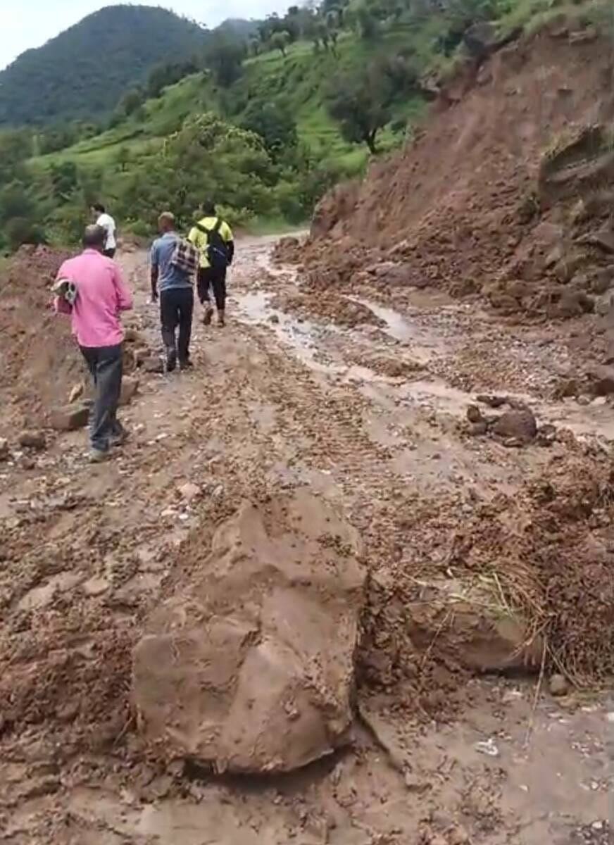 परागपुर की नक्की खड्ड में पानी के बहाव से गिरी कार। जागरूक पाठक परागपुर की नक्की खड्ड में पानी के बहाव से गिरी कार। जागरूक पाठक