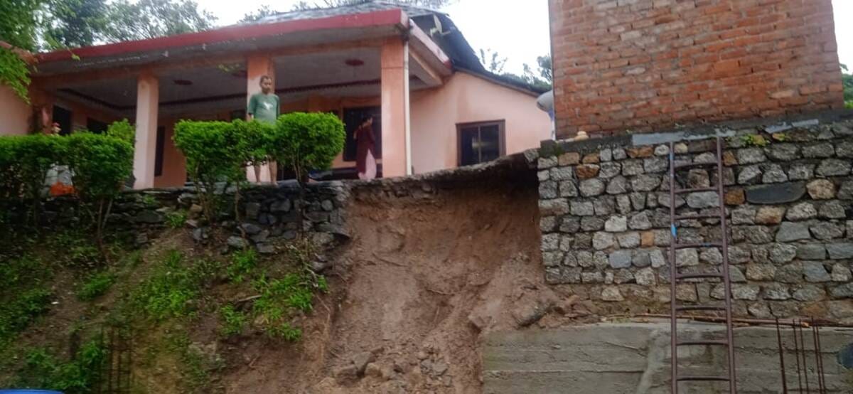 परागपुर की नक्की खड्ड में पानी के बहाव से गिरी कार। जागरूक पाठक परागपुर की नक्की खड्ड में पानी के बहाव से गिरी कार। जागरूक पाठक