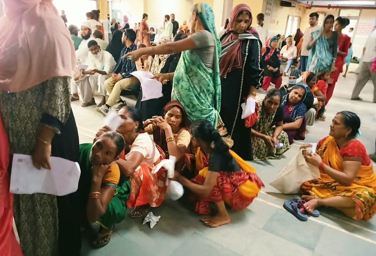 राजकीय मेडिकल कॉलेज में पर्चा काउंटर पर उमड़ी मरीजों की भीड़। संवाद