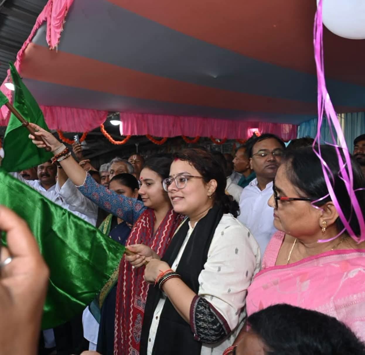 समस्तीपुर जिले के कर्पूरी ग्राम स्टेशन पर बिहार संपर्क क्रांति सुपर फास्ट ट्रेन का ठहराव के मौक समस्तीपुर जिले के कर्पूरी ग्राम स्टेशन पर बिहार संपर्क क्रांति सुपर फास्ट ट्रेन का ठहराव के मौक