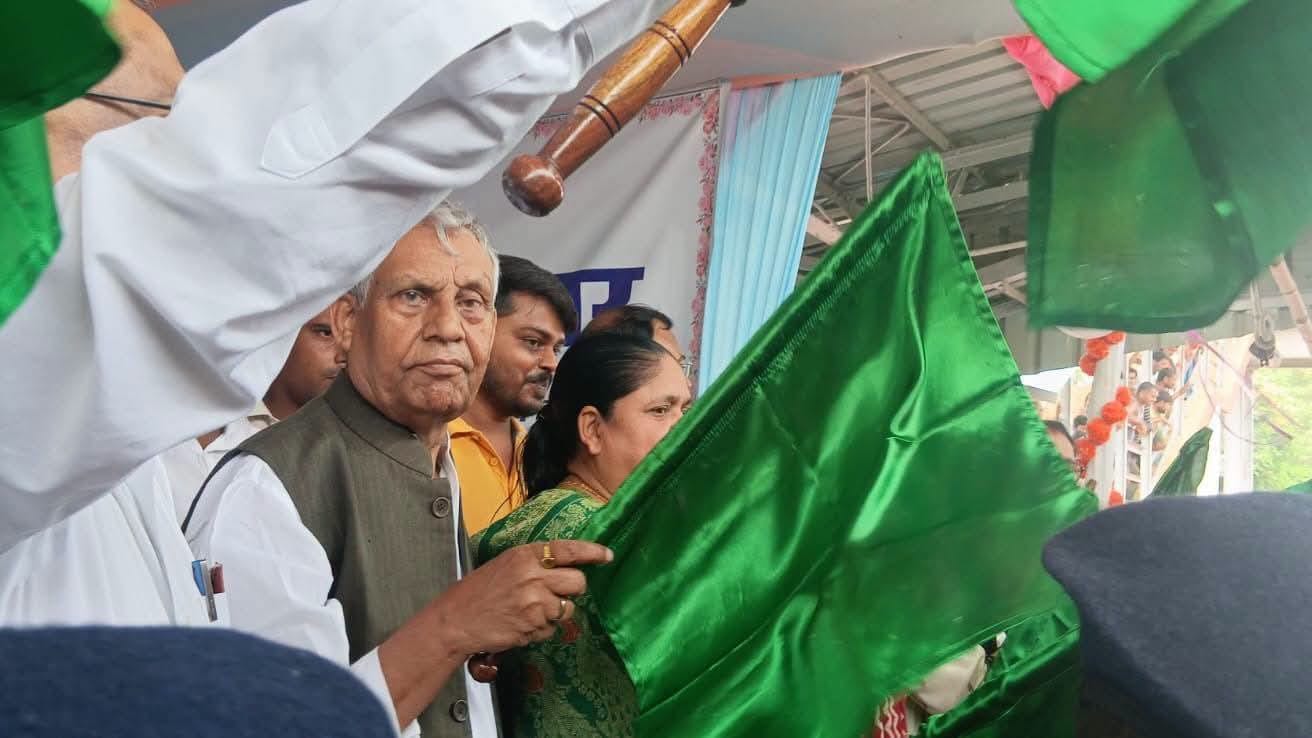 समस्तीपुर जिले के कर्पूरी ग्राम स्टेशन पर बिहार संपर्क क्रांति सुपर फास्ट ट्रेन का ठहराव के मौक समस्तीपुर जिले के कर्पूरी ग्राम स्टेशन पर बिहार संपर्क क्रांति सुपर फास्ट ट्रेन का ठहराव के मौक