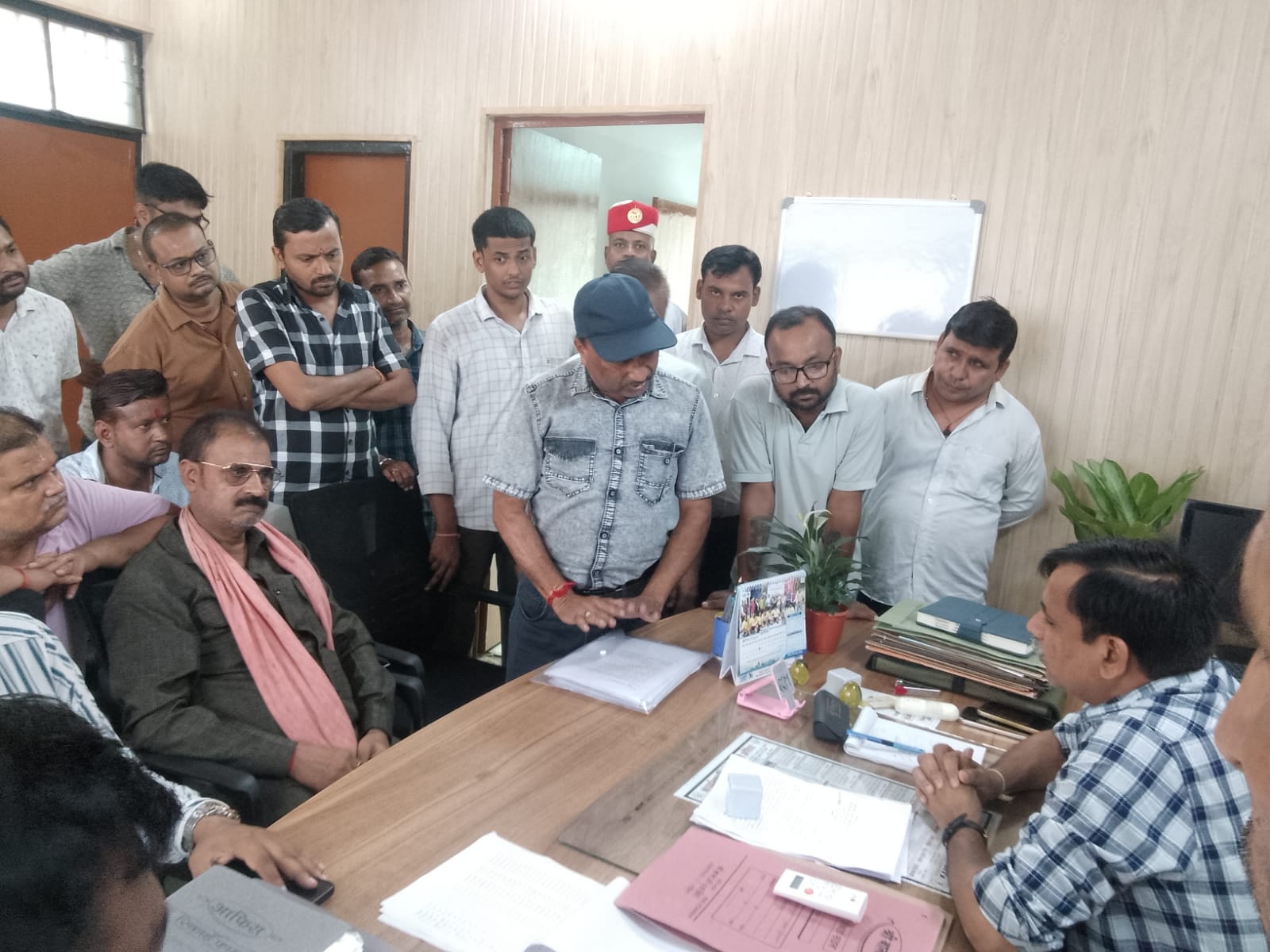 सदर बाजार चौराहे पर स्थित जर्जर भवन। संवाद सदर बाजार चौराहे पर स्थित जर्जर भवन। संवाद