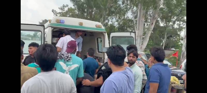 सड़क हादसे में घायलों को एंबुलेंस के माध्यम से ले जाते और घटनास्थल पर उमड़ी लोगों की भीड़। संवा सड़क हादसे में घायलों को एंबुलेंस के माध्यम से ले जाते और घटनास्थल पर उमड़ी लोगों की भीड़। संवा