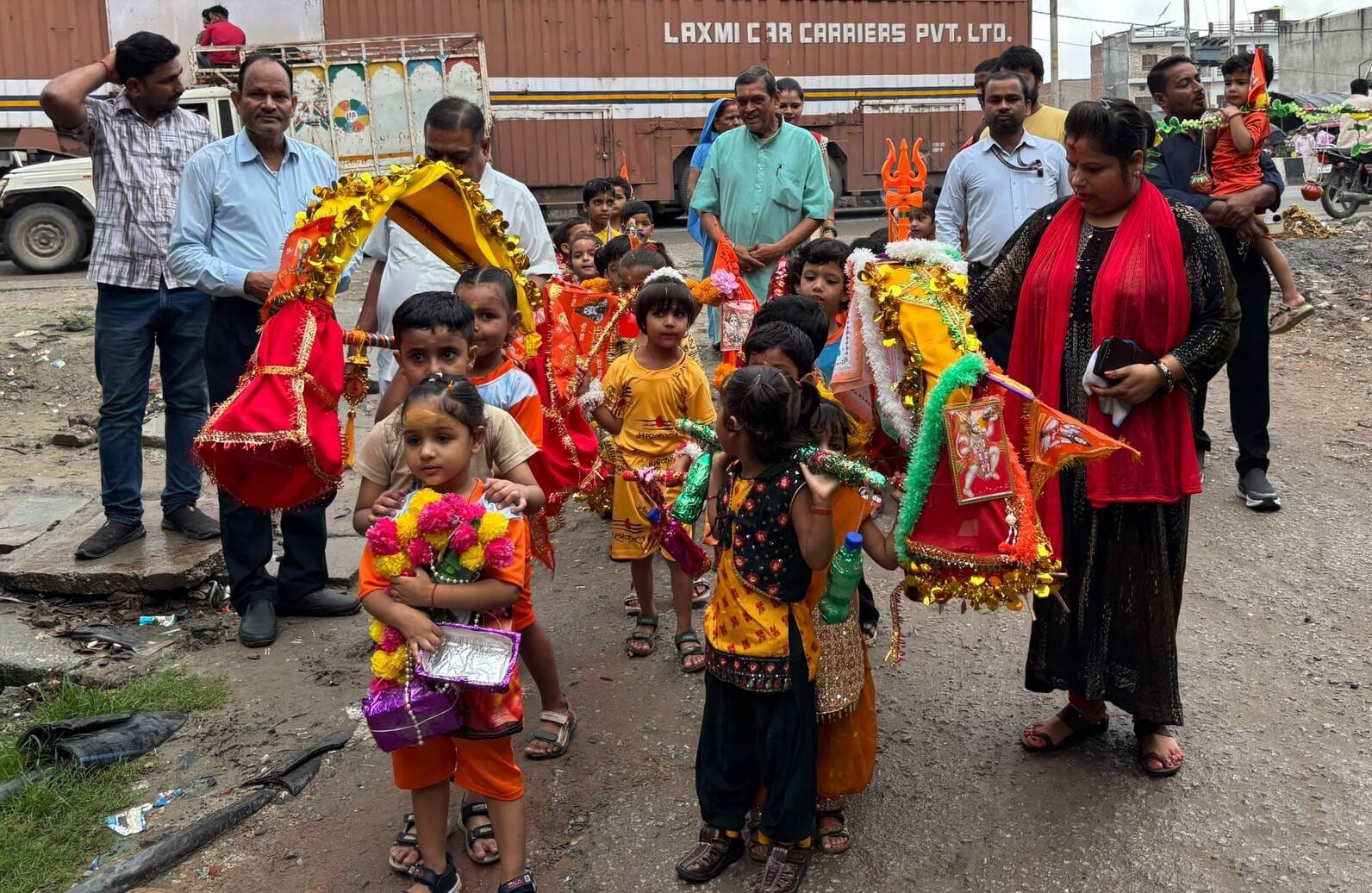 शाहजहांपुर में रोडवेज बस अड्डे पर देवस्थान में शिवलिंग की पूजा अर्चना करते एआरएम व कर्मचारी। स शाहजहांपुर में रोडवेज बस अड्डे पर देवस्थान में शिवलिंग की पूजा अर्चना करते एआरएम व कर्मचारी। स