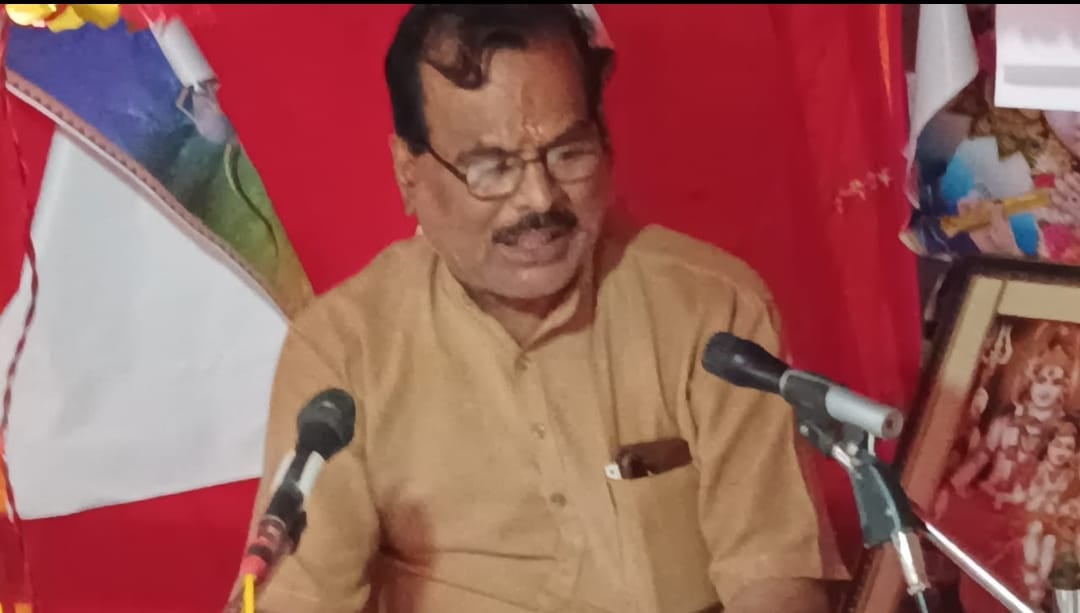 शाहजहांपुर में रोडवेज बस अड्डे पर देवस्थान में शिवलिंग की पूजा अर्चना करते एआरएम व कर्मचारी। स शाहजहांपुर में रोडवेज बस अड्डे पर देवस्थान में शिवलिंग की पूजा अर्चना करते एआरएम व कर्मचारी। स