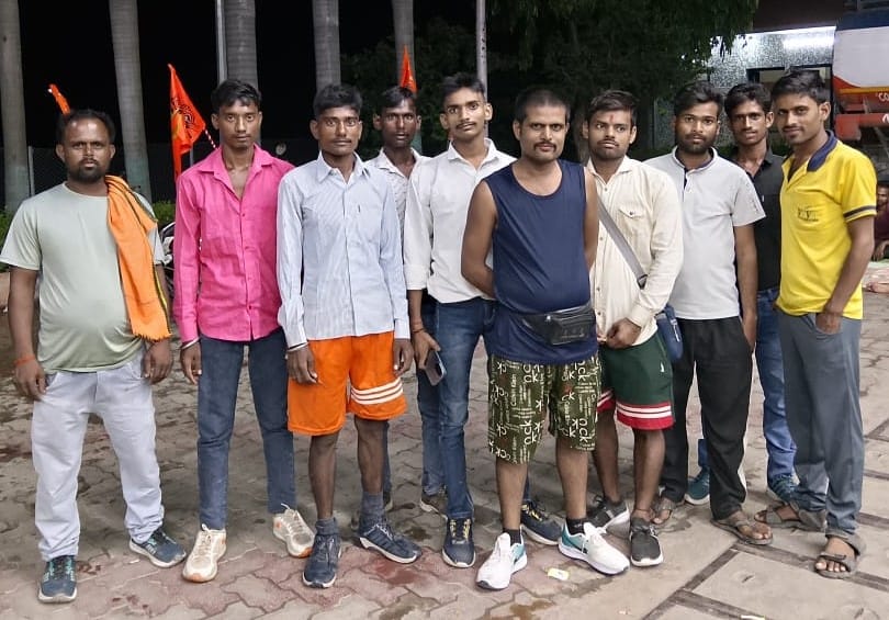 शाहजहांपुर में रोडवेज बस अड्डे पर देवस्थान में शिवलिंग की पूजा अर्चना करते एआरएम व कर्मचारी। स शाहजहांपुर में रोडवेज बस अड्डे पर देवस्थान में शिवलिंग की पूजा अर्चना करते एआरएम व कर्मचारी। स