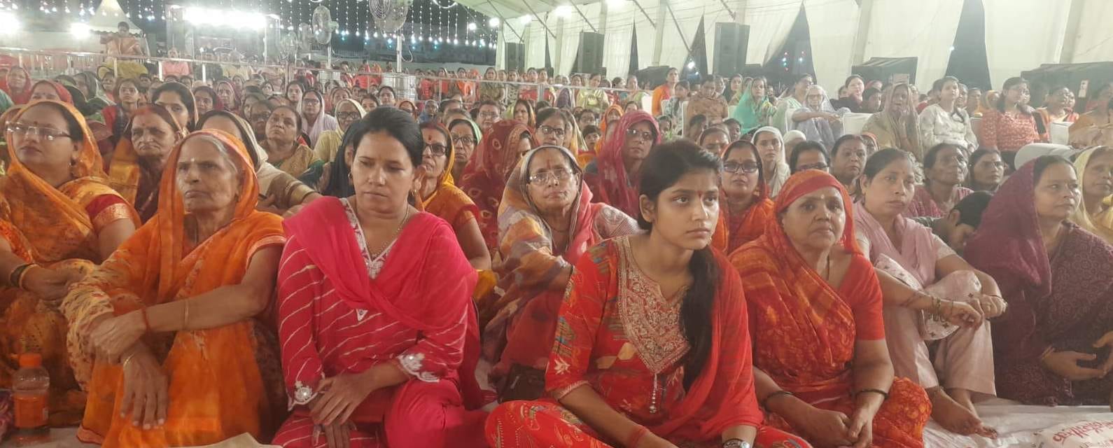 शाहजहांपुर में रोडवेज बस अड्डे पर देवस्थान में शिवलिंग की पूजा अर्चना करते एआरएम व कर्मचारी। स शाहजहांपुर में रोडवेज बस अड्डे पर देवस्थान में शिवलिंग की पूजा अर्चना करते एआरएम व कर्मचारी। स