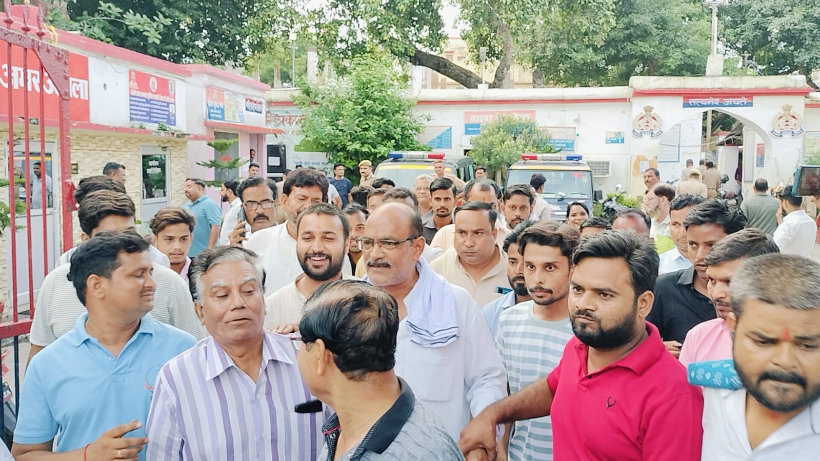 शाहजहांपुर में थाने से छह घंटे के बाद बाहर निकलते सईद अंसारी। संवाद शाहजहांपुर में थाने से छह घंटे के बाद बाहर निकलते सईद अंसारी। संवाद