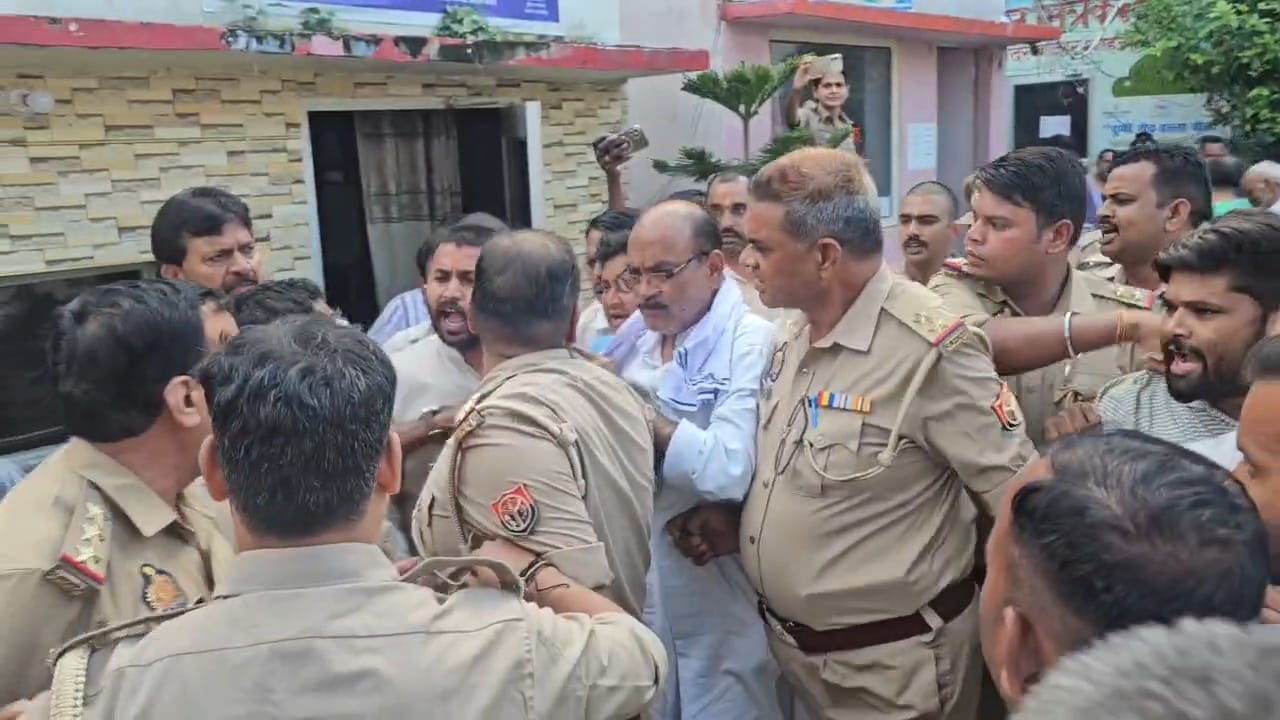 शाहजहांपुर में थाने से छह घंटे के बाद बाहर निकलते सईद अंसारी। संवाद शाहजहांपुर में थाने से छह घंटे के बाद बाहर निकलते सईद अंसारी। संवाद
