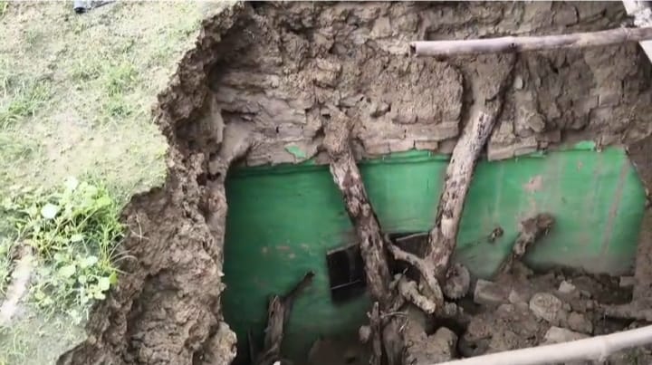 शहर के दिबियापुर रोड पर जलभराव के बीच निकलते वाहन। संवाद