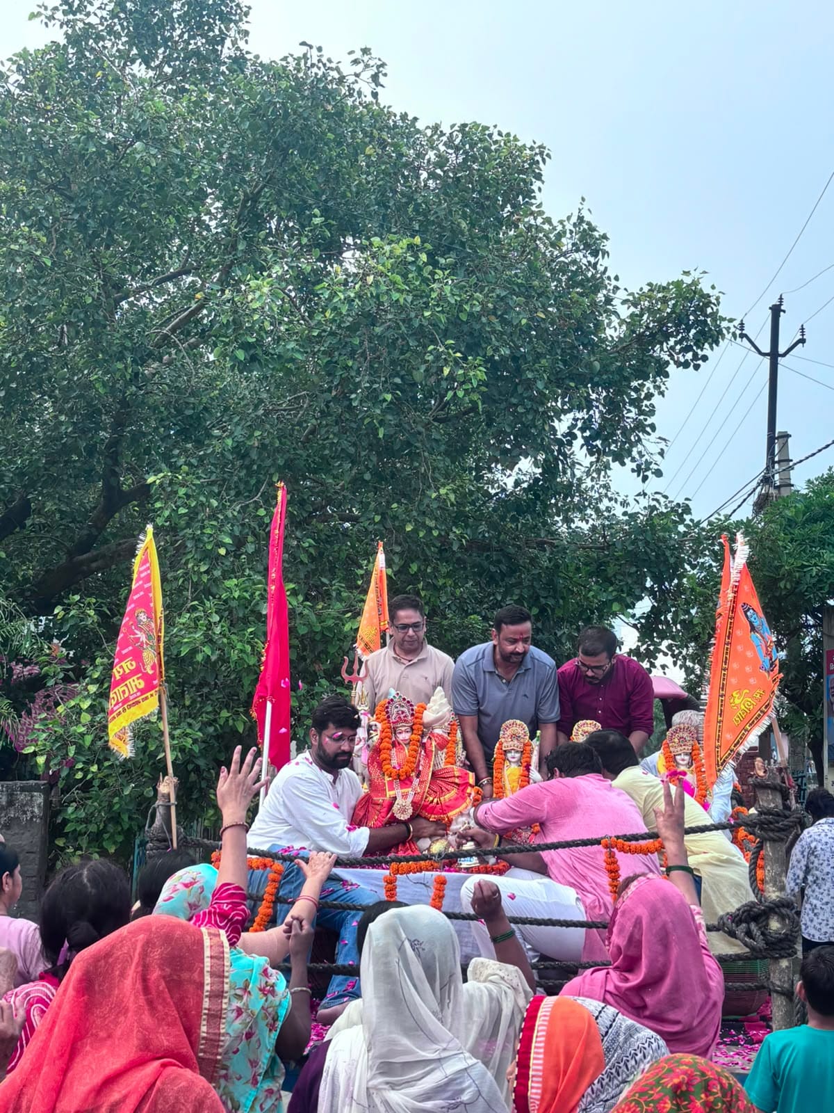 दौराला में मूर्ति प्राण प्रतिष्ठा के दौरान पूजा अर्चना करते हुए दौराला में मूर्ति प्राण प्रतिष्ठा के दौरान पूजा अर्चना करते हुए