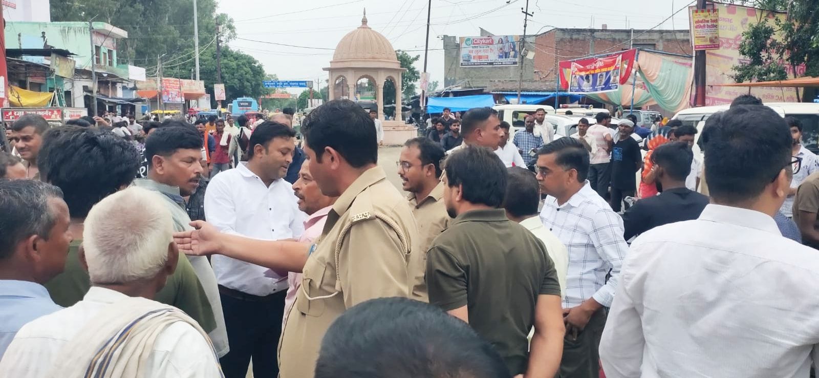 दातागंज में अवैध दुकानों को बुल्डोजर से तोड़ा गया। इस दौरान मौके पर लगी भीड़। संवाद