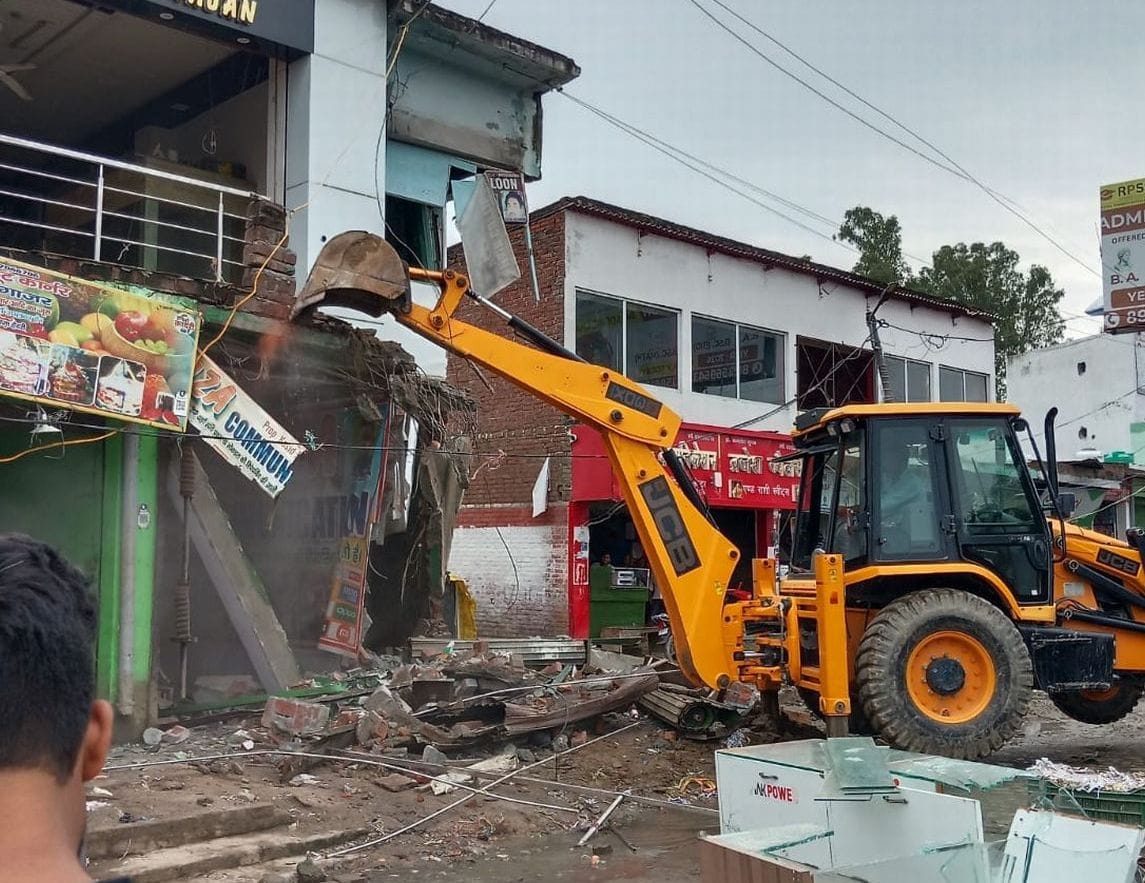 दातागंज में अवैध दुकानों को बुल्डोजर से तोड़ा गया। इस दौरान मौके पर लगी भीड़। संवाद