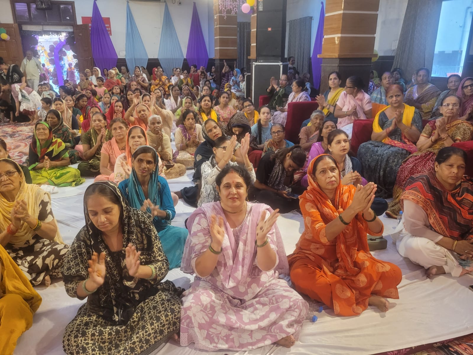 देवी मंदिर में शिव महापुराण कथा करते आचार्य लालमणि पांडेय। स्रोत : समिति देवी मंदिर में शिव महापुराण कथा करते आचार्य लालमणि पांडेय। स्रोत : समिति