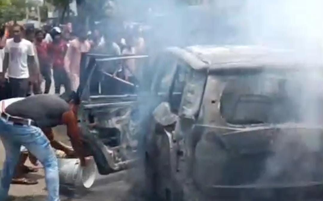 धू धू करके जली XUV कार