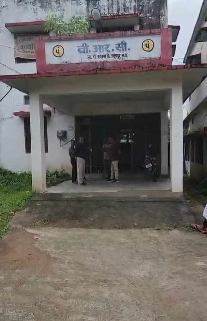 वह कार्यालय जहां पूछताछ के लिए कर्मचारियों को टीम ने रखा है वह कार्यालय जहां पूछताछ के लिए कर्मचारियों को टीम ने रखा है