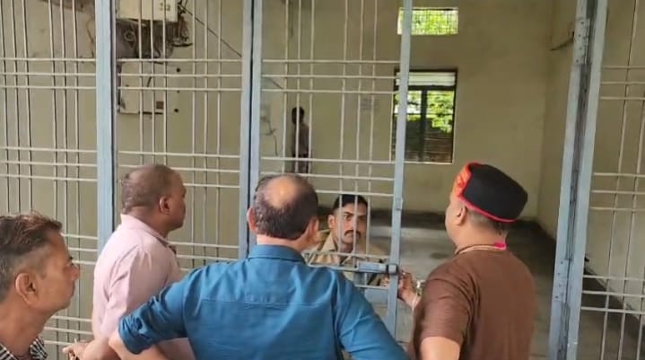वह कार्यालय जहां पूछताछ के लिए कर्मचारियों को टीम ने रखा है वह कार्यालय जहां पूछताछ के लिए कर्मचारियों को टीम ने रखा है