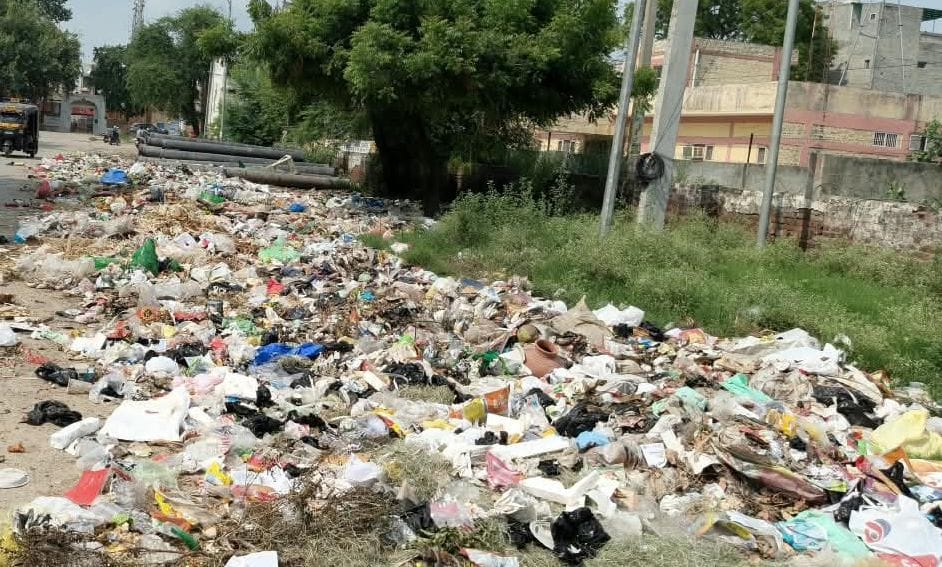 19जेएनडी26: नगर परिषद कार्यालय में हड़ताल पर बैठे सफाई कर्मचारी। संवाद