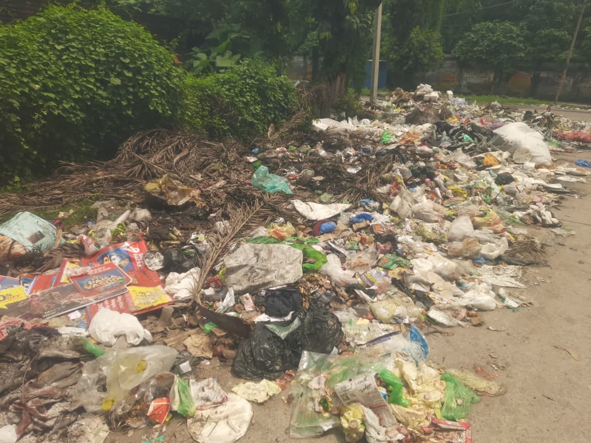 बस स्टैंड यमुनानगर के बाहर लगे कचरे के ढेर। संवाद बस स्टैंड यमुनानगर के बाहर लगे कचरे के ढेर। संवाद