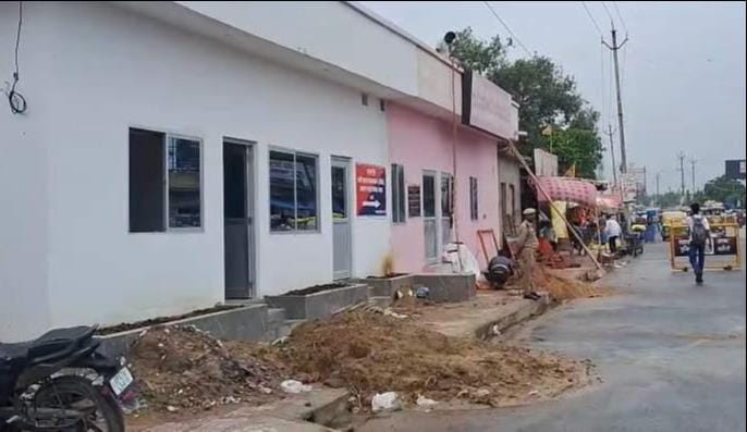 चकिया तिराहे पर फुटपाथ पर बनी दुकानें। संवाद चकिया तिराहे पर फुटपाथ पर बनी दुकानें। संवाद