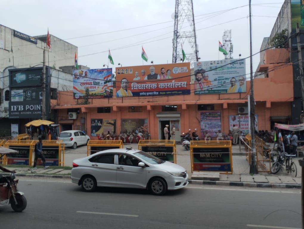 चौड़ा बाजार में पड़ा कूड़ा। संवाद