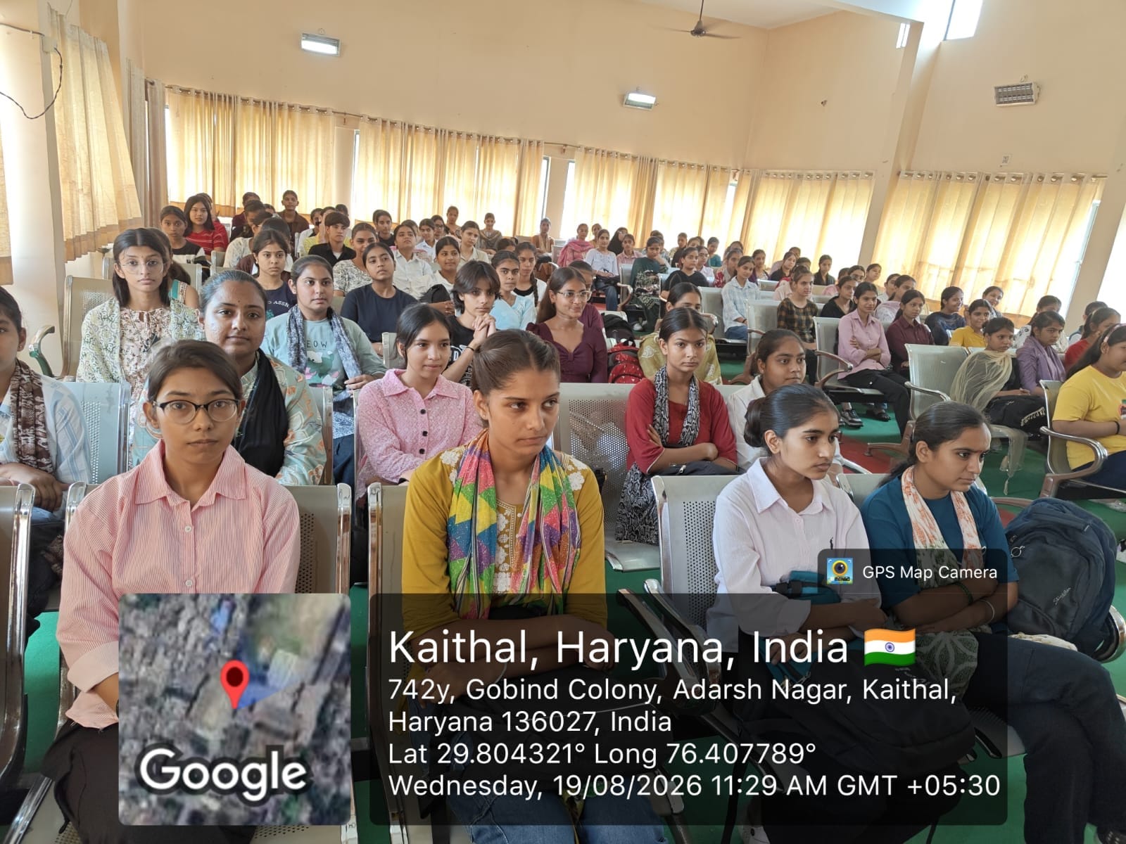 छात्राओं को नशे के दुष्प्रभावों के बारे में जागरूक करते डॉ. विवेक बंसल। विज्ञप्ति