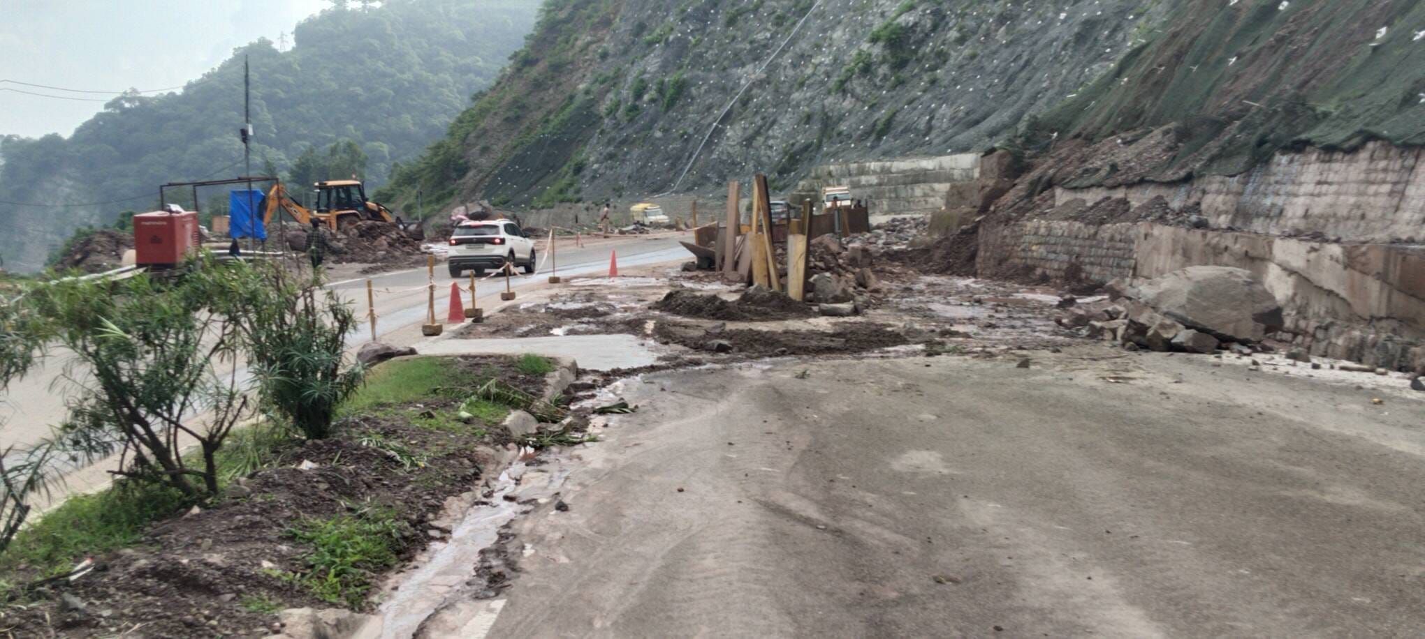 एनएच के चक्की मोड के समीप की ताजी तस्वीर, तकनीक नहीं हुई कामयाब। संवाद