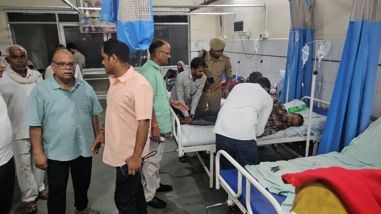 फोटो 1 - बुंदेलखंड एक्सप्रेस वे में पलटी पड़ी ट्रैक्टर ट्राली। स्रोत- पुलिस।