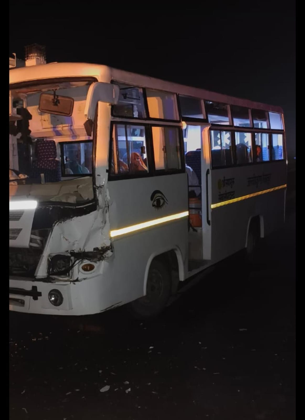 फोटो 1 - बुंदेलखंड एक्सप्रेस वे में पलटी पड़ी ट्रैक्टर ट्राली। स्रोत- पुलिस।