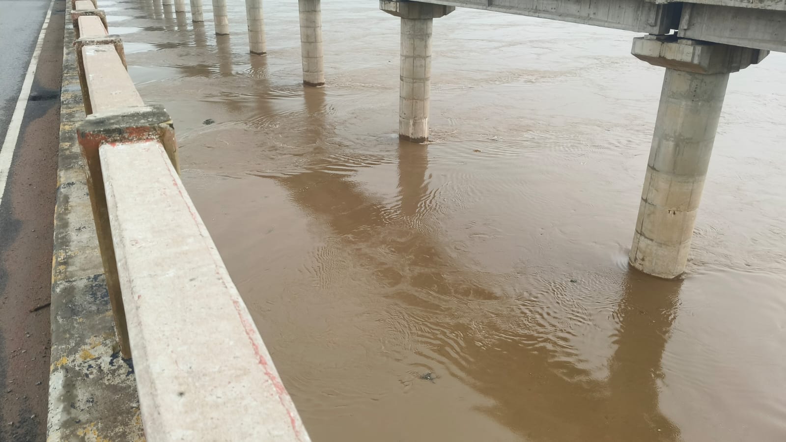 फोटो 11- केन नदी में हिलोरे मार रहा पानी। संवाद फोटो 11- केन नदी में हिलोरे मार रहा पानी। संवाद
