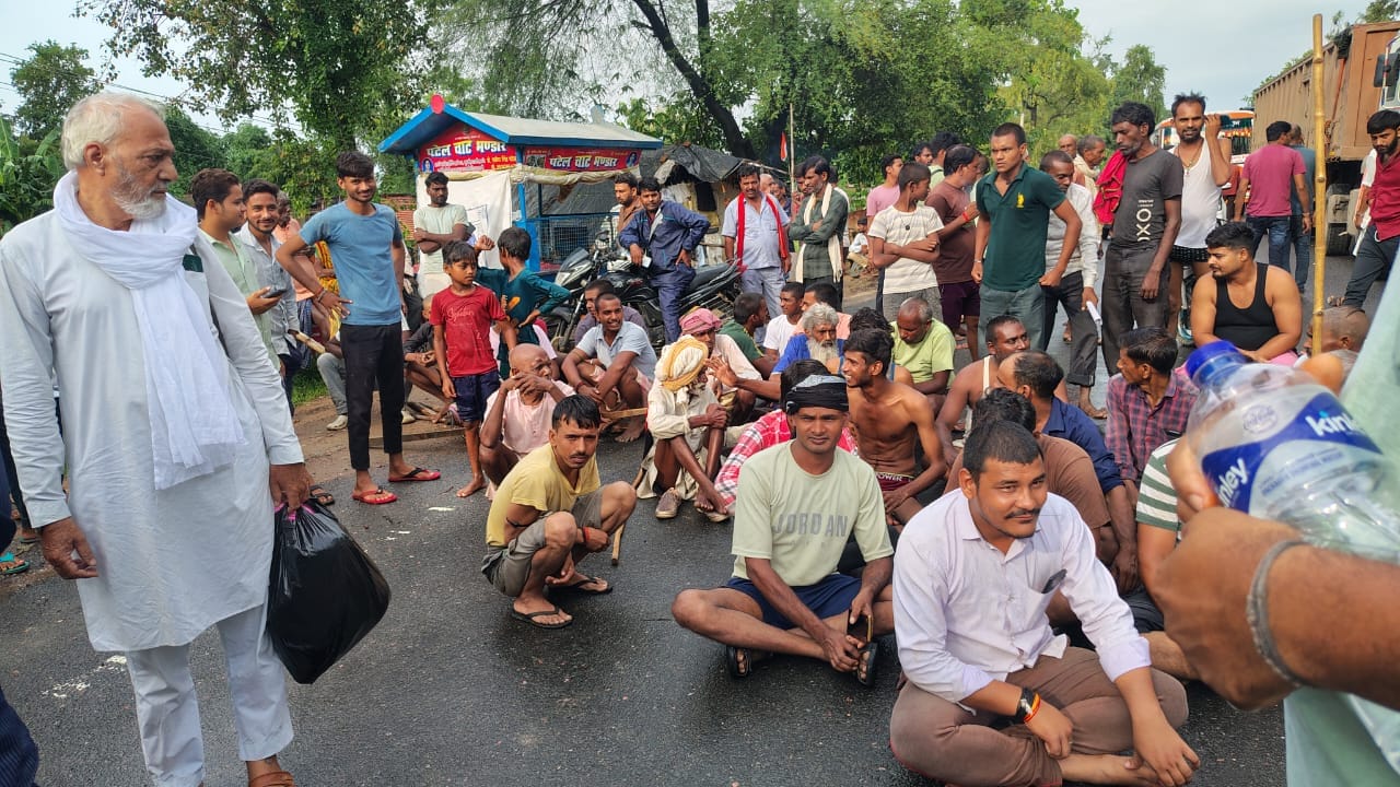 फोटो 19 सीकेटीपी 13 झांसी-मिर्जापुर हाईवे पर कतारों में खड़े वाहन। संवाद फोटो 19 सीकेटीपी 13 झांसी-मिर्जापुर हाईवे पर कतारों में खड़े वाहन। संवाद