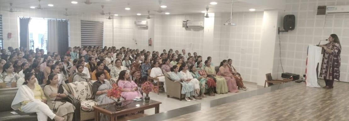 फोटो 19जेएनडी10-डीसी डॉ. वैशाली शर्मा को मांग पत्र सौंपते हुए दुकानदार। स्रोत दुकानदार