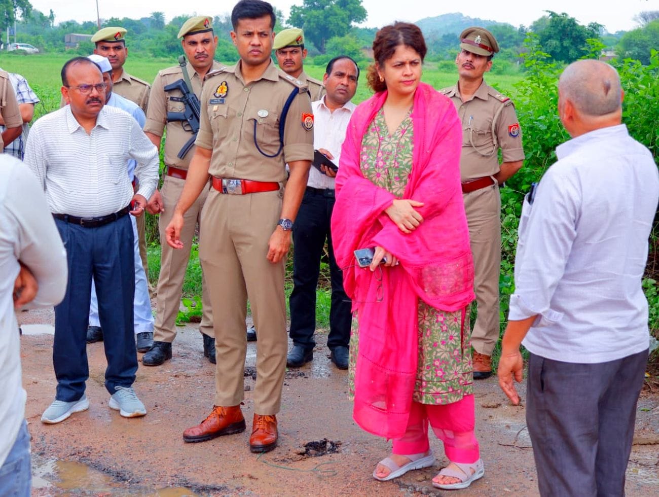 फोटो 20 एमएएचपी 05 परिचय-चौपाल में शिकायतें सुनतीं डीएम गजल भारद्वाज। संवाद