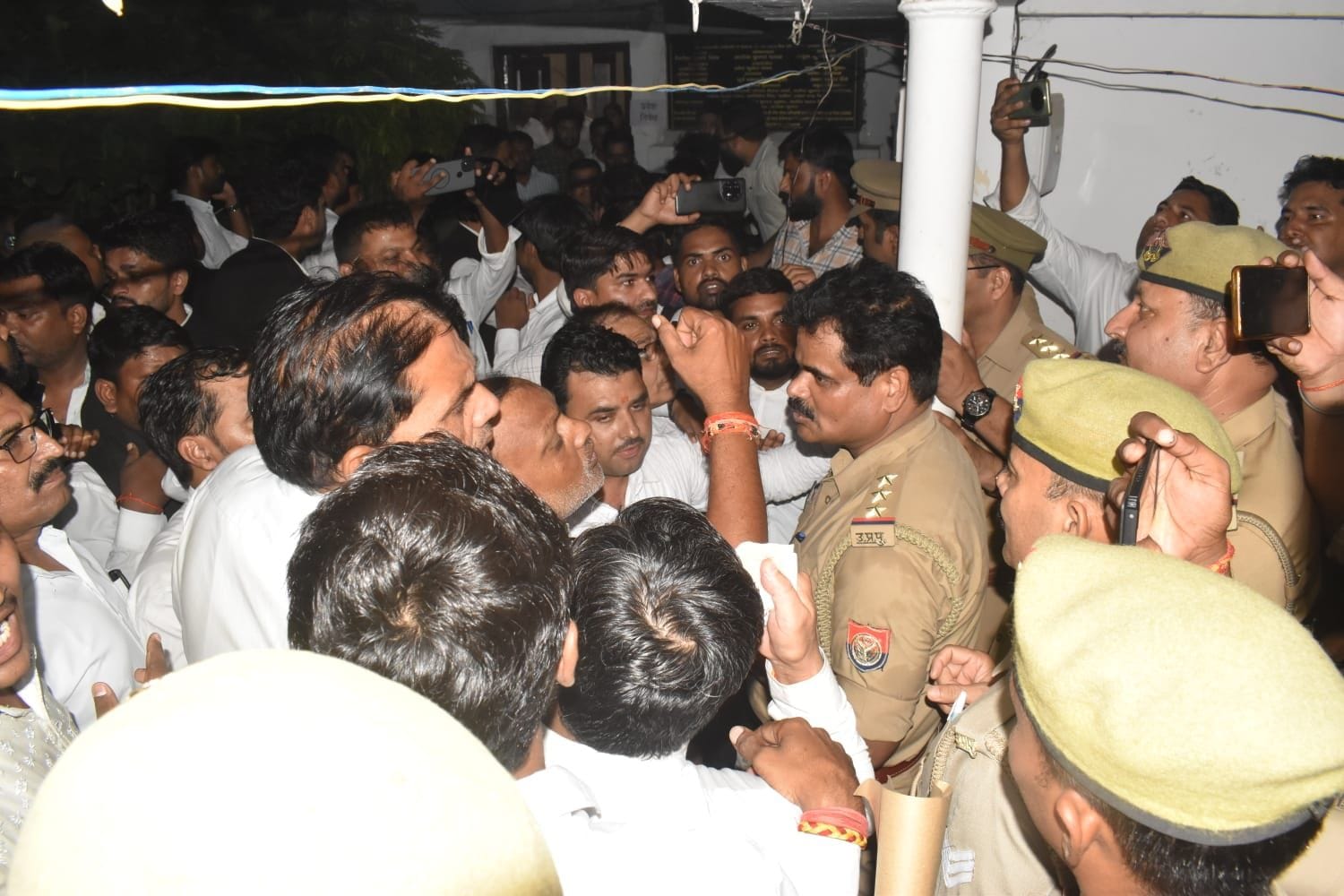 फोटो-38-बार एसोसिएशन चुनाव में अध्यक्ष पद पर विजेता रतींद्र प्रताप सिंह अपने समर्थकों के साथ। स फोटो-38-बार एसोसिएशन चुनाव में अध्यक्ष पद पर विजेता रतींद्र प्रताप सिंह अपने समर्थकों के साथ। स