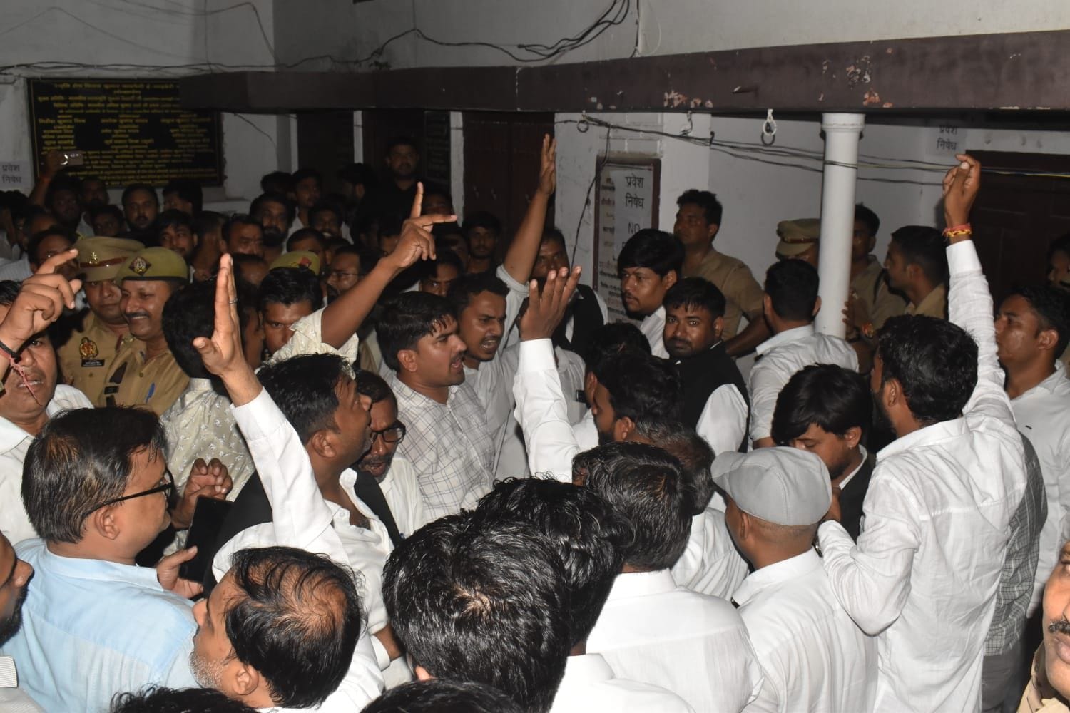 फोटो-38-बार एसोसिएशन चुनाव में अध्यक्ष पद पर विजेता रतींद्र प्रताप सिंह अपने समर्थकों के साथ। स फोटो-38-बार एसोसिएशन चुनाव में अध्यक्ष पद पर विजेता रतींद्र प्रताप सिंह अपने समर्थकों के साथ। स