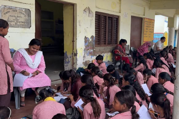 फोटो :45: विद्यालय में जल निकासी के इंतजाम का निरीक्षण करते बीडीओ दीपांकर आर्य। संवाद