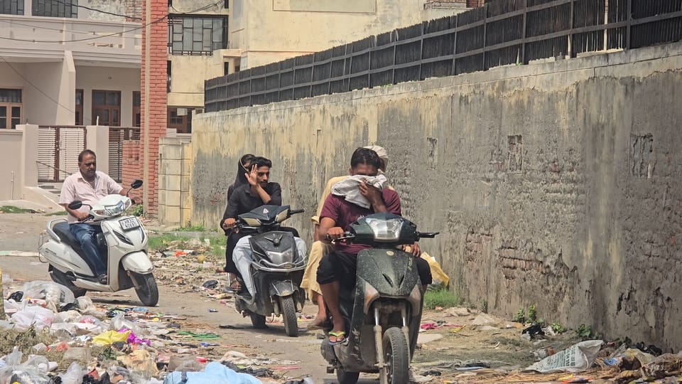 फोटो 6 नरवाना। शहर के मॉडल टाउन की एक गली में लगा कचरे का ढेर। संवाद