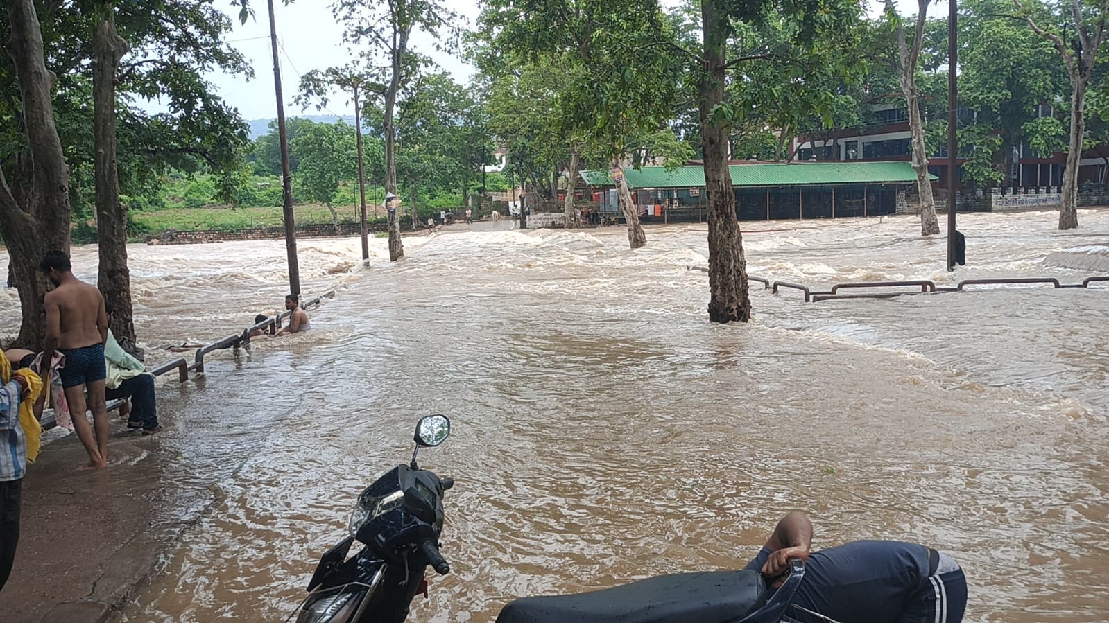 फोटो न- 19 सीकेटीपी 24 रामघाट पर पहुंचा बाढ़ का पानी। संवाद फोटो न- 19 सीकेटीपी 24 रामघाट पर पहुंचा बाढ़ का पानी। संवाद