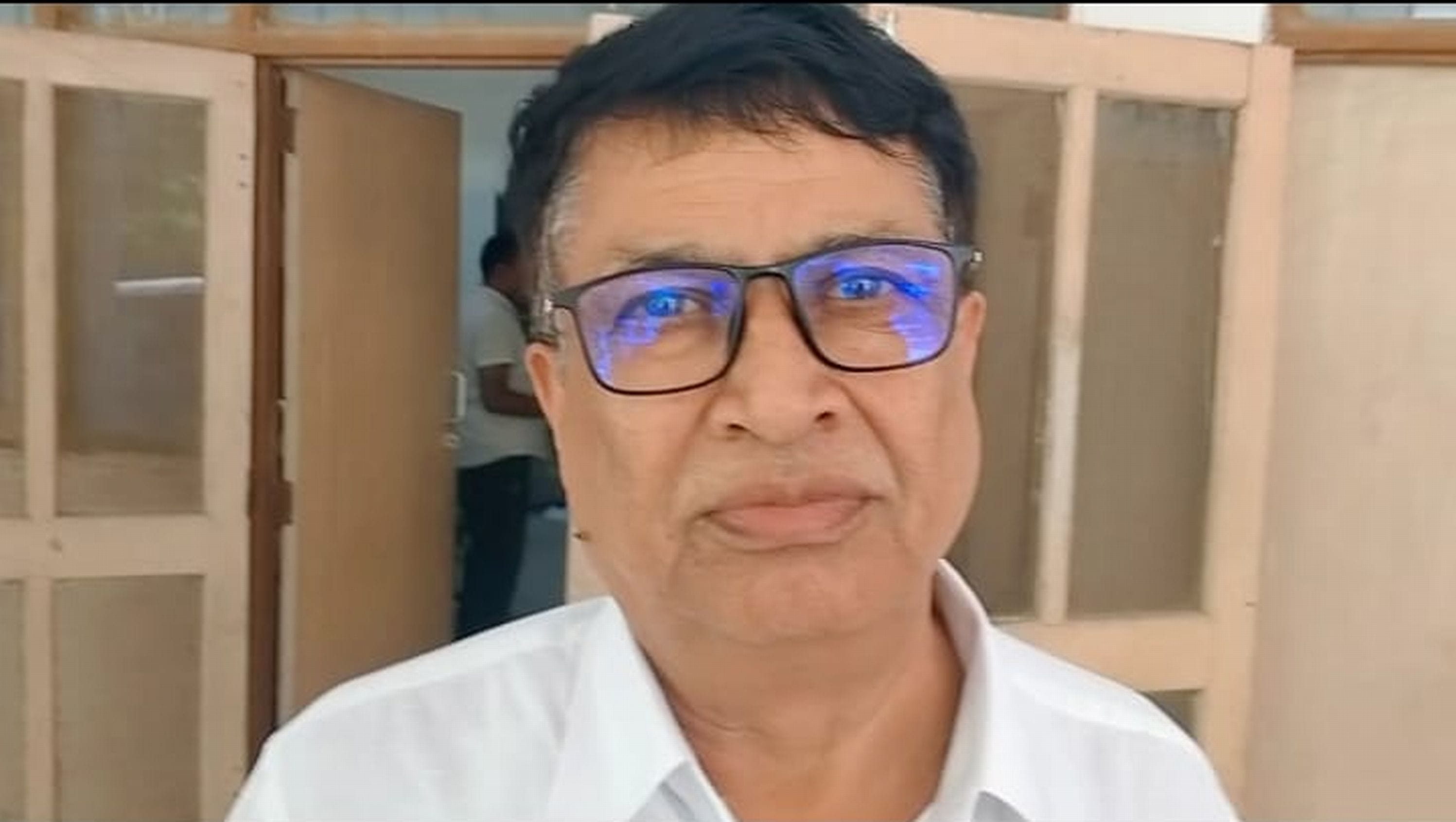 फोटो संख्या:68- तहसील कार्यालय में इंतजार करते लोग--संवाद फोटो संख्या:68- तहसील कार्यालय में इंतजार करते लोग--संवाद