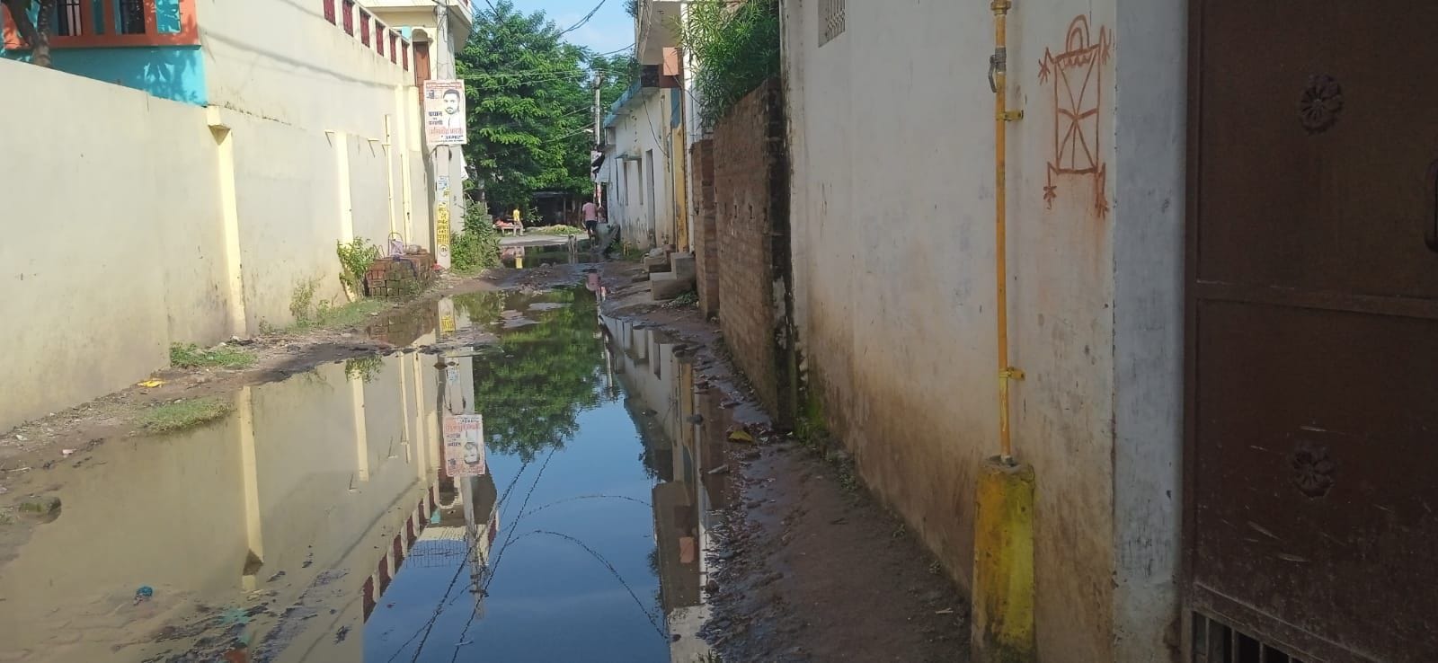 गोंडा के बालपुर में बारिश के चलते दुकानों में भरा पानी।