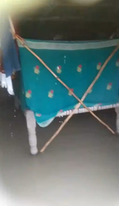 गुलजारपुरवा गांव में भरा बाढ़ का पानी। संवाद