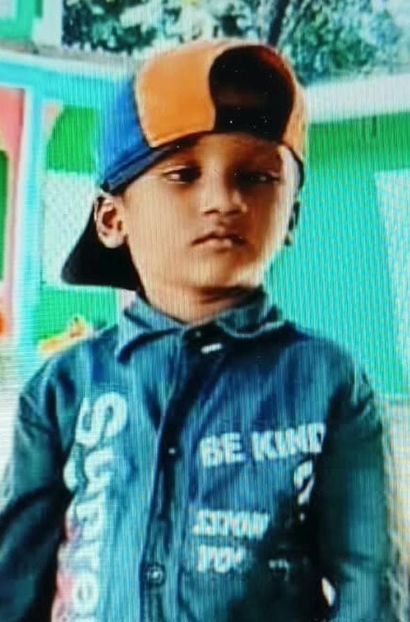 घटना के बाद जुटी भीड़, बचाई गई महिला व जान गंवाने वाला मासूम। घटना के बाद जुटी भीड़, बचाई गई महिला व जान गंवाने वाला मासूम।