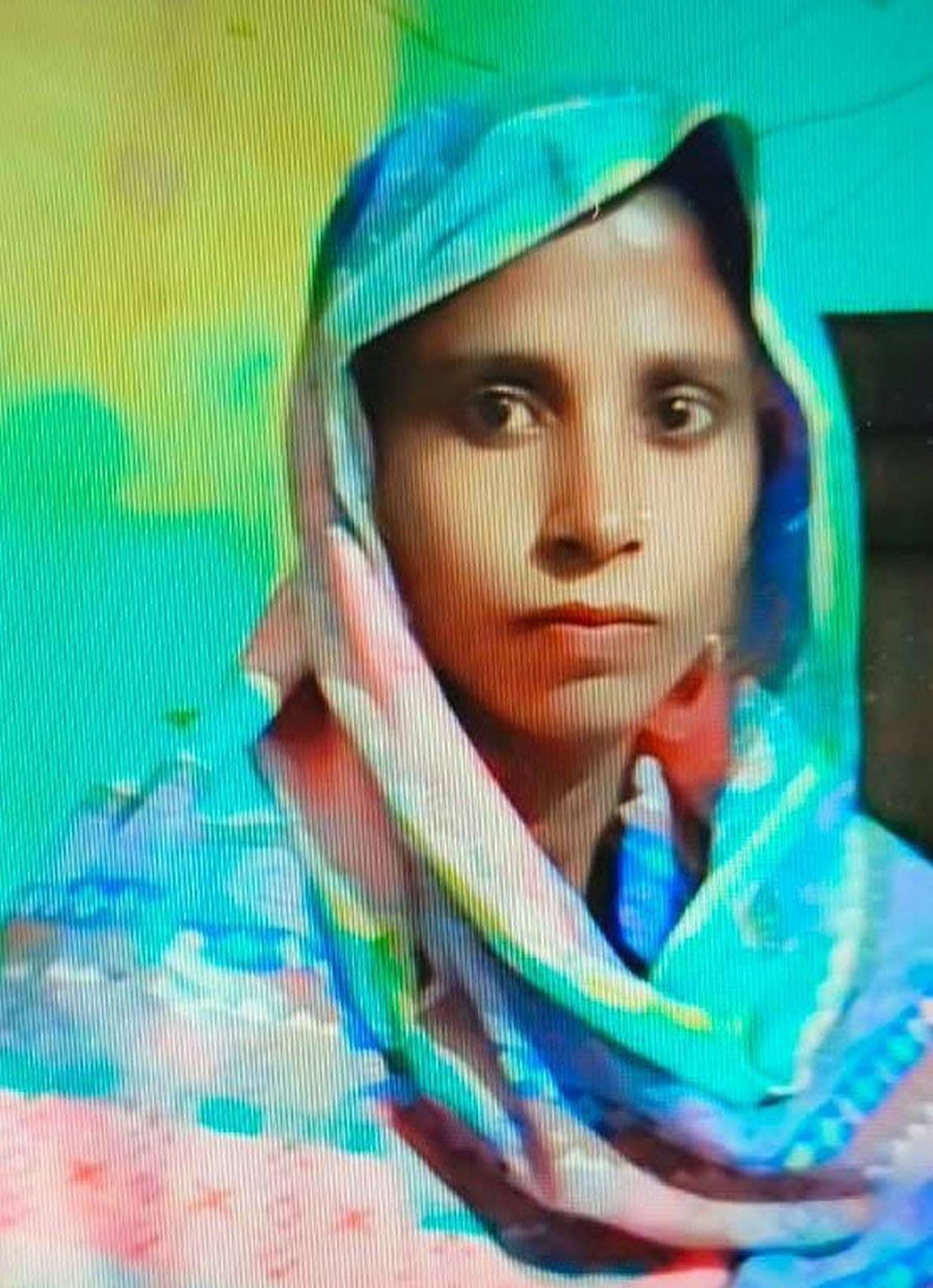 घटना के बाद जुटी भीड़, बचाई गई महिला व जान गंवाने वाला मासूम। घटना के बाद जुटी भीड़, बचाई गई महिला व जान गंवाने वाला मासूम।