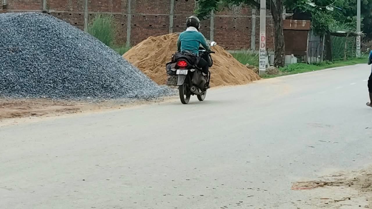 जहूराबाद में सड़क किनारे पड़ा गिट्टी व बालू का ढेर। संवाद