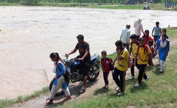 जल्दबाजी में जान का जोखिम...बुधवार को मालन नदी का जलस्तर बढ़ने से पानी रावली-ब्रह्मपुरी के बीच जल्दबाजी में जान का जोखिम...बुधवार को मालन नदी का जलस्तर बढ़ने से पानी रावली-ब्रह्मपुरी के बीच
