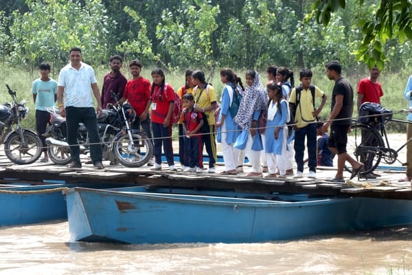 जल्दबाजी में जान का जोखिम...बुधवार को मालन नदी का जलस्तर बढ़ने से पानी रावली-ब्रह्मपुरी के बीच जल्दबाजी में जान का जोखिम...बुधवार को मालन नदी का जलस्तर बढ़ने से पानी रावली-ब्रह्मपुरी के बीच