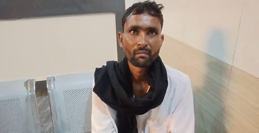 झूंसी के निजी अस्पताल में गर्भवती महिला को मौत के बाद जुटे परिजन, उसका पति और तफ्तीश करती पुलिस झूंसी के निजी अस्पताल में गर्भवती महिला को मौत के बाद जुटे परिजन, उसका पति और तफ्तीश करती पुलिस