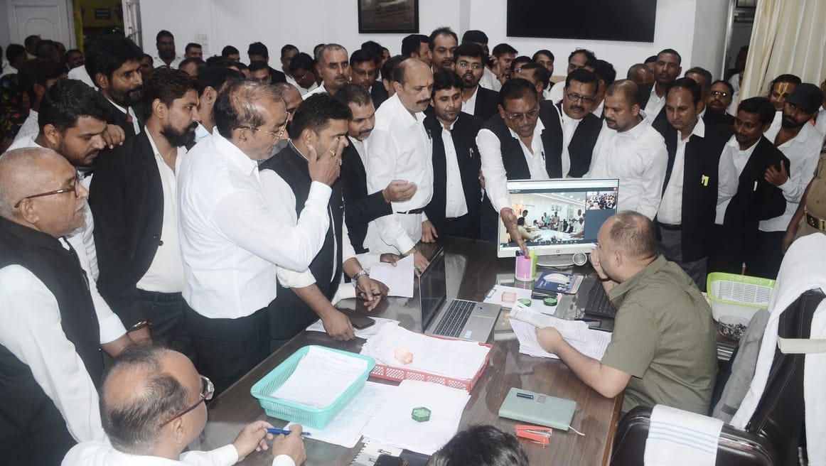 कचहरी से डीएम कैम्प कार्यालय पहुंचे फरियादी। कचहरी से डीएम कैम्प कार्यालय पहुंचे फरियादी।